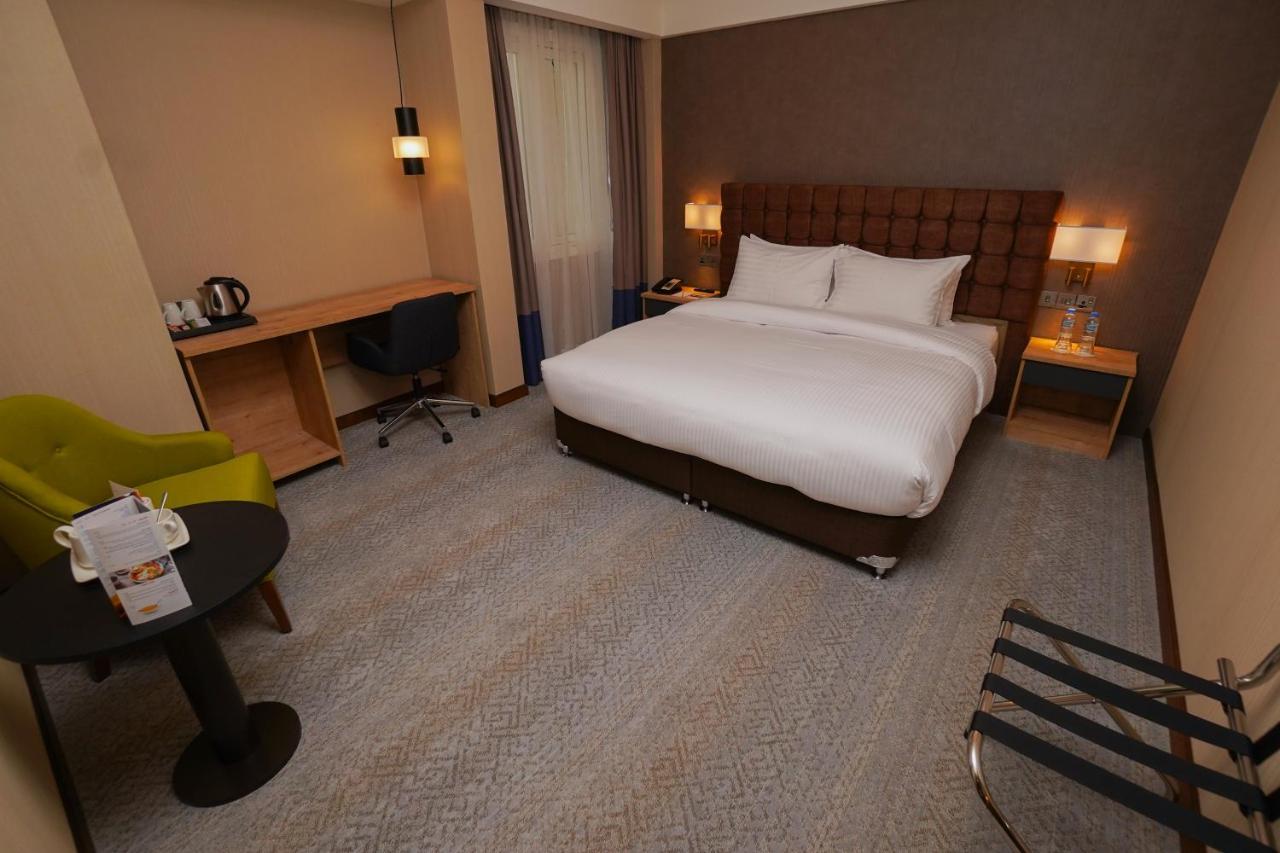 The Grand Lux Hotel Doha Buitenkant foto A room at the hotel