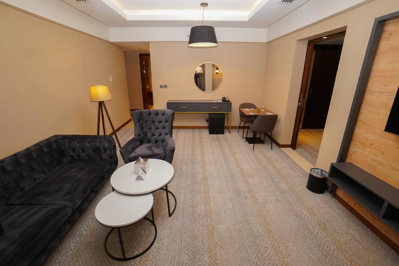 The Grand Lux Hotel Doha Buitenkant foto A suite at the hotel
