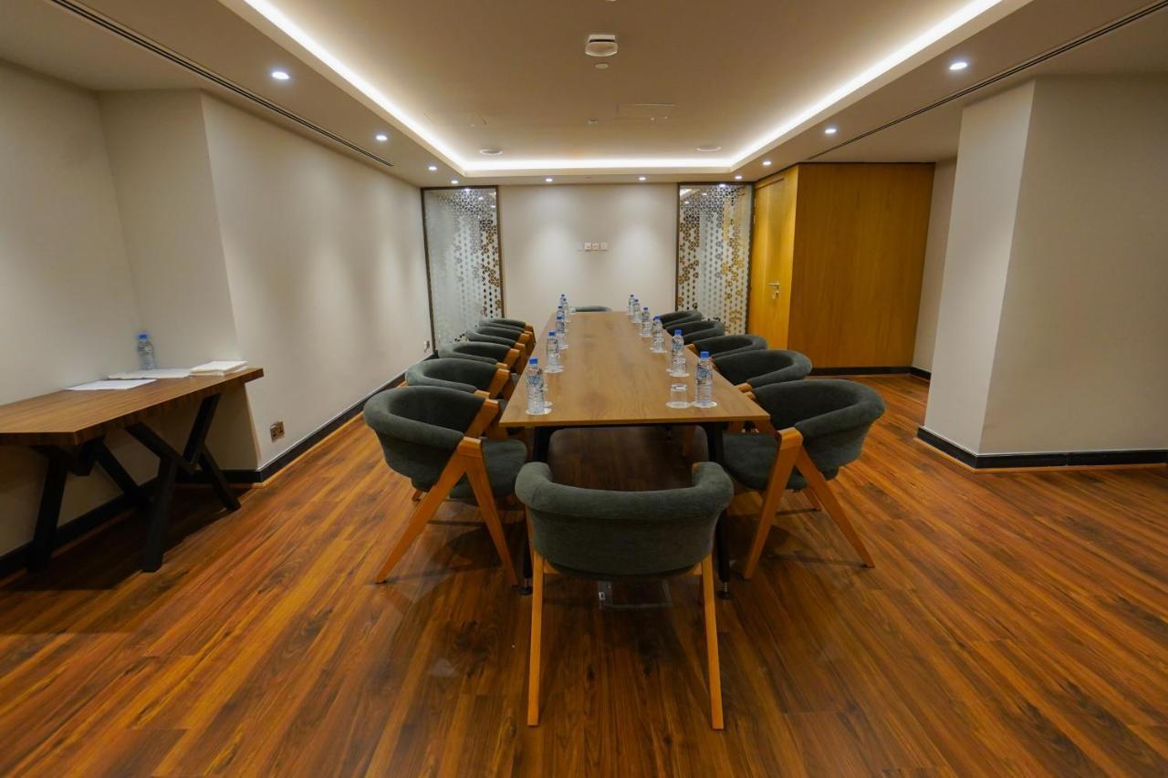 The Grand Lux Hotel Doha Buitenkant foto Meeting room at the hotel