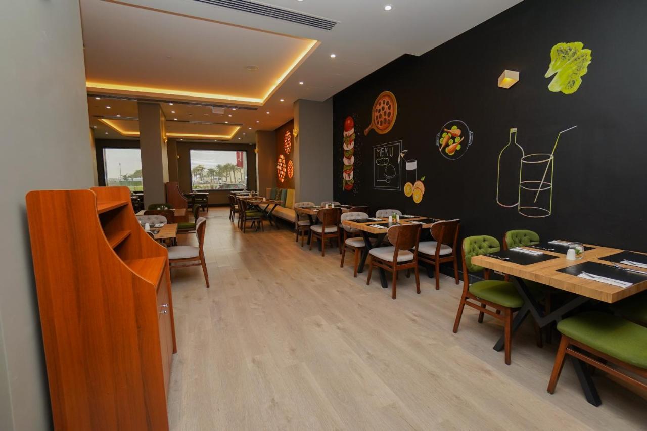 The Grand Lux Hotel Doha Buitenkant foto Interior of a restaurant in Cairo, Egypt