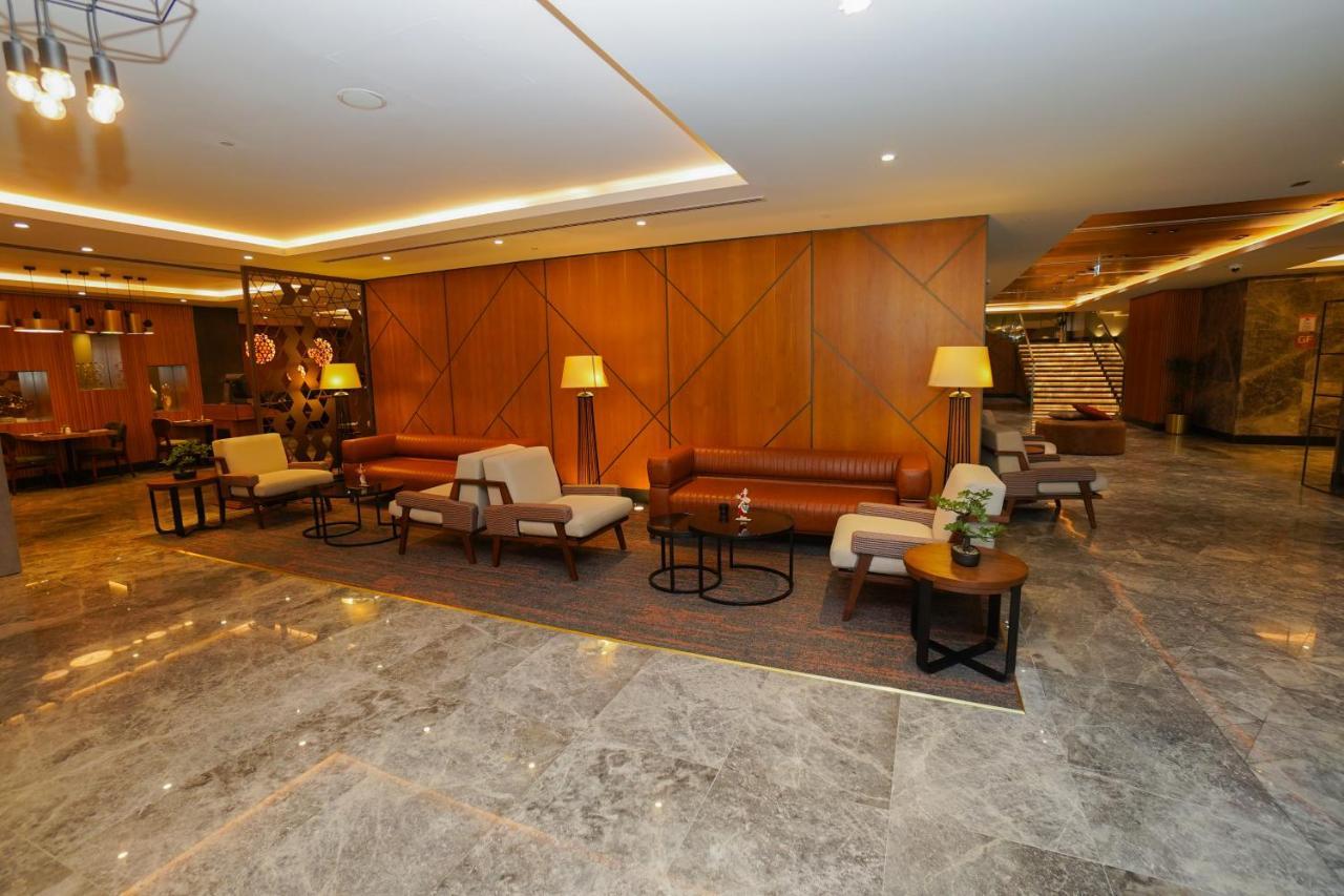 The Grand Lux Hotel Doha Buitenkant foto The lobby of the hotel