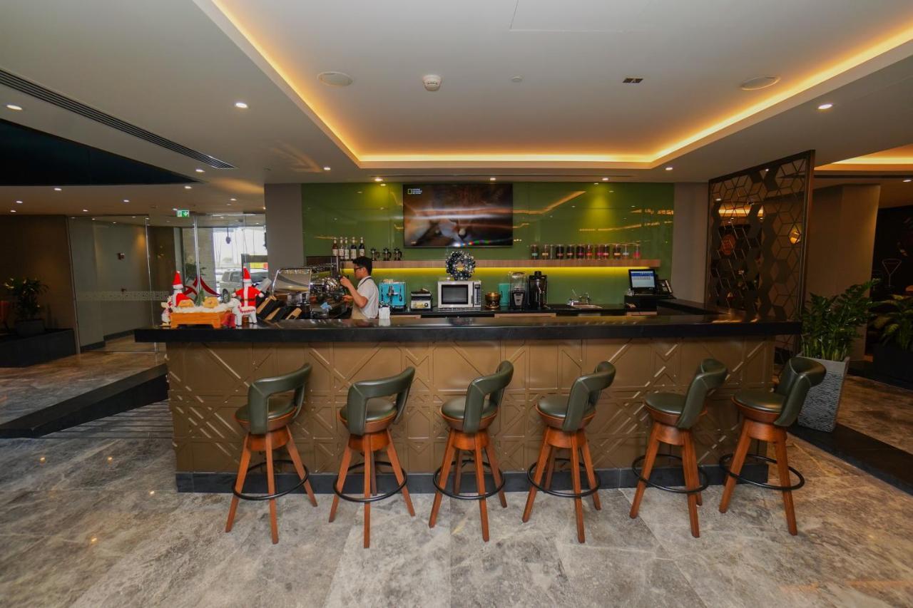 The Grand Lux Hotel Doha Buitenkant foto The bar at the lounge