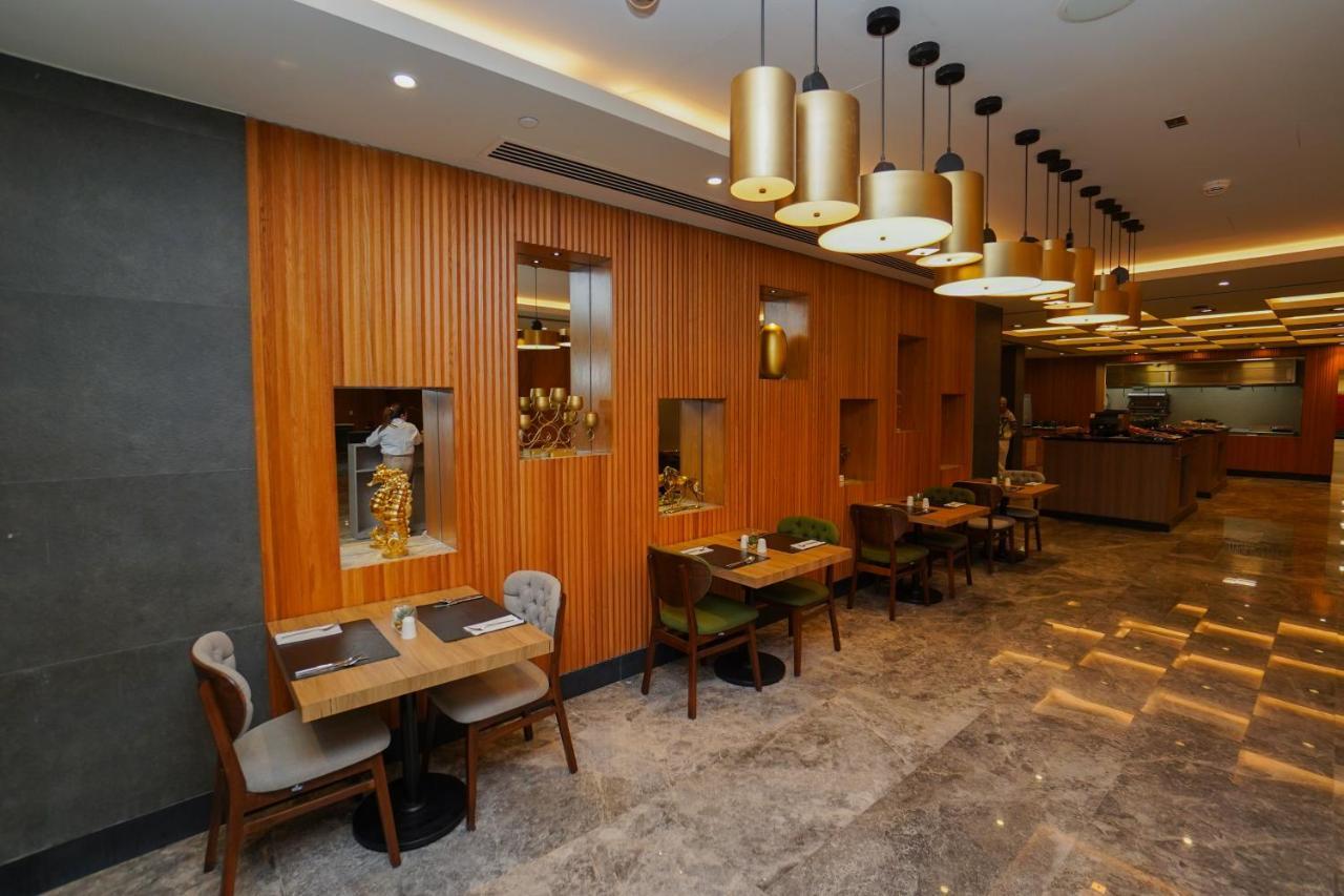 The Grand Lux Hotel Doha Buitenkant foto The interior of the restaurant
