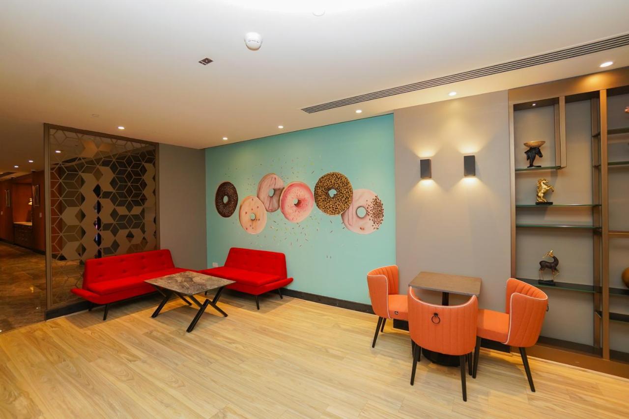 The Grand Lux Hotel Doha Buitenkant foto The lounge at the airport