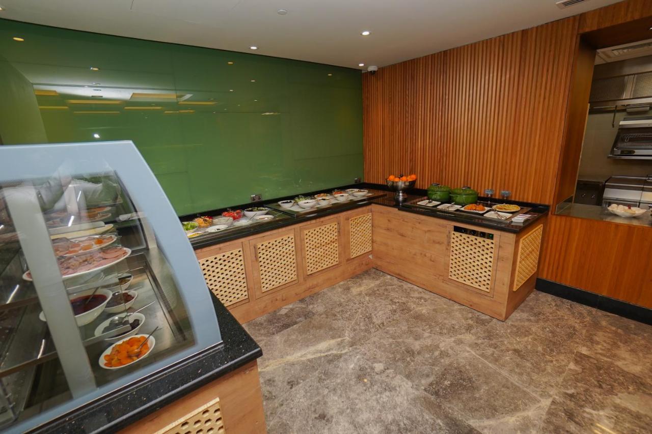 The Grand Lux Hotel Doha Buitenkant foto A salad bar at a hotel